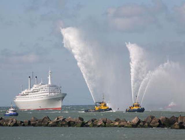 Voormalig cruiseschip ss Rotterdam van de Holland America Line aan de kade in Katendrecht in Rotterdam